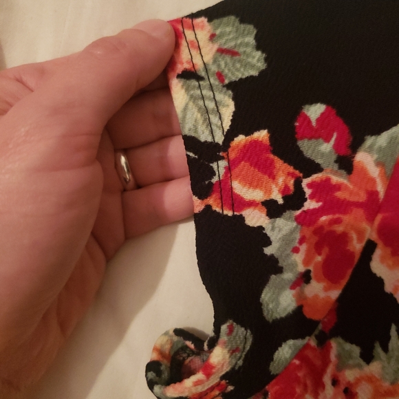 Rose shirt with black background - Picture 5 of 6